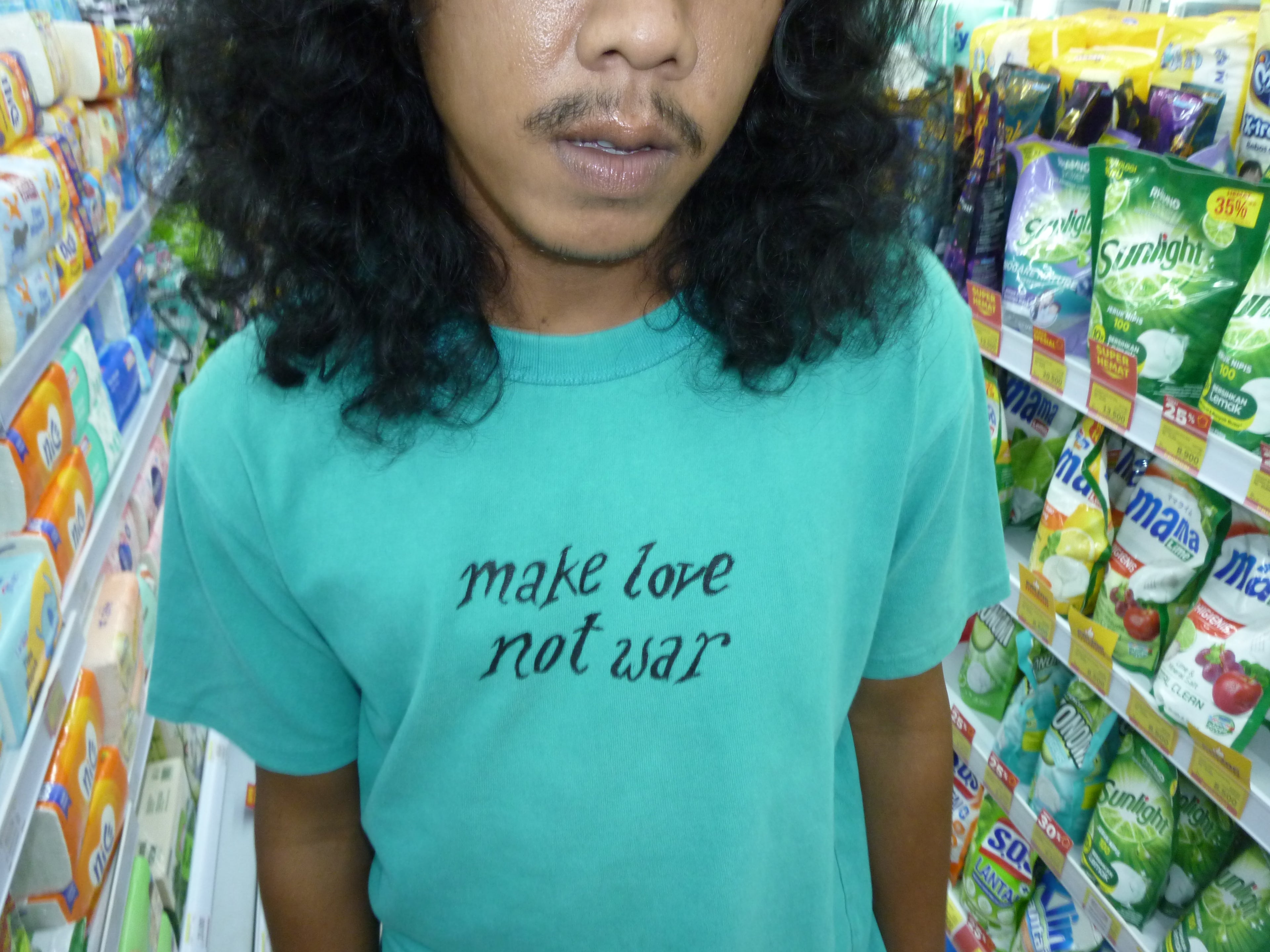 turquoise oversized print-shirt "make love not war"
