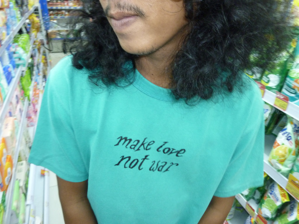 turquoise oversized print-shirt "make love not war"