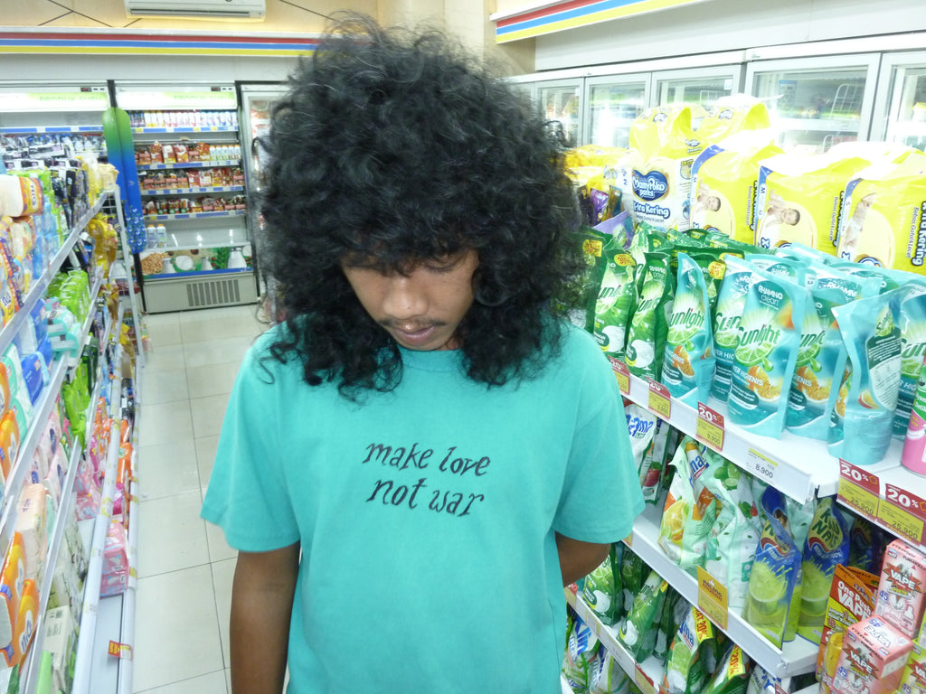 turquoise oversized print-shirt "make love not war"